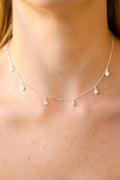 Choker pontinhos de luz em formato de coração pendurados