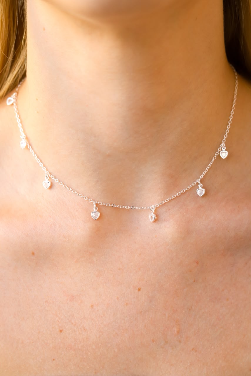 Choker pontinhos de luz em formato de coração pendurados