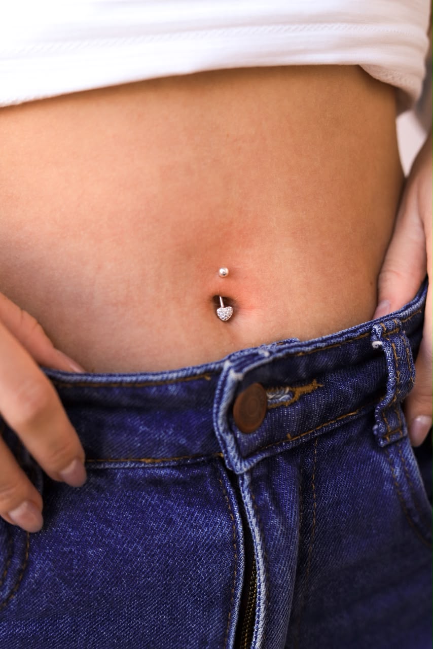 Piercing umbigo coração cravejado