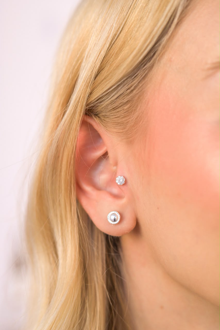 Piercing cravejado trágus