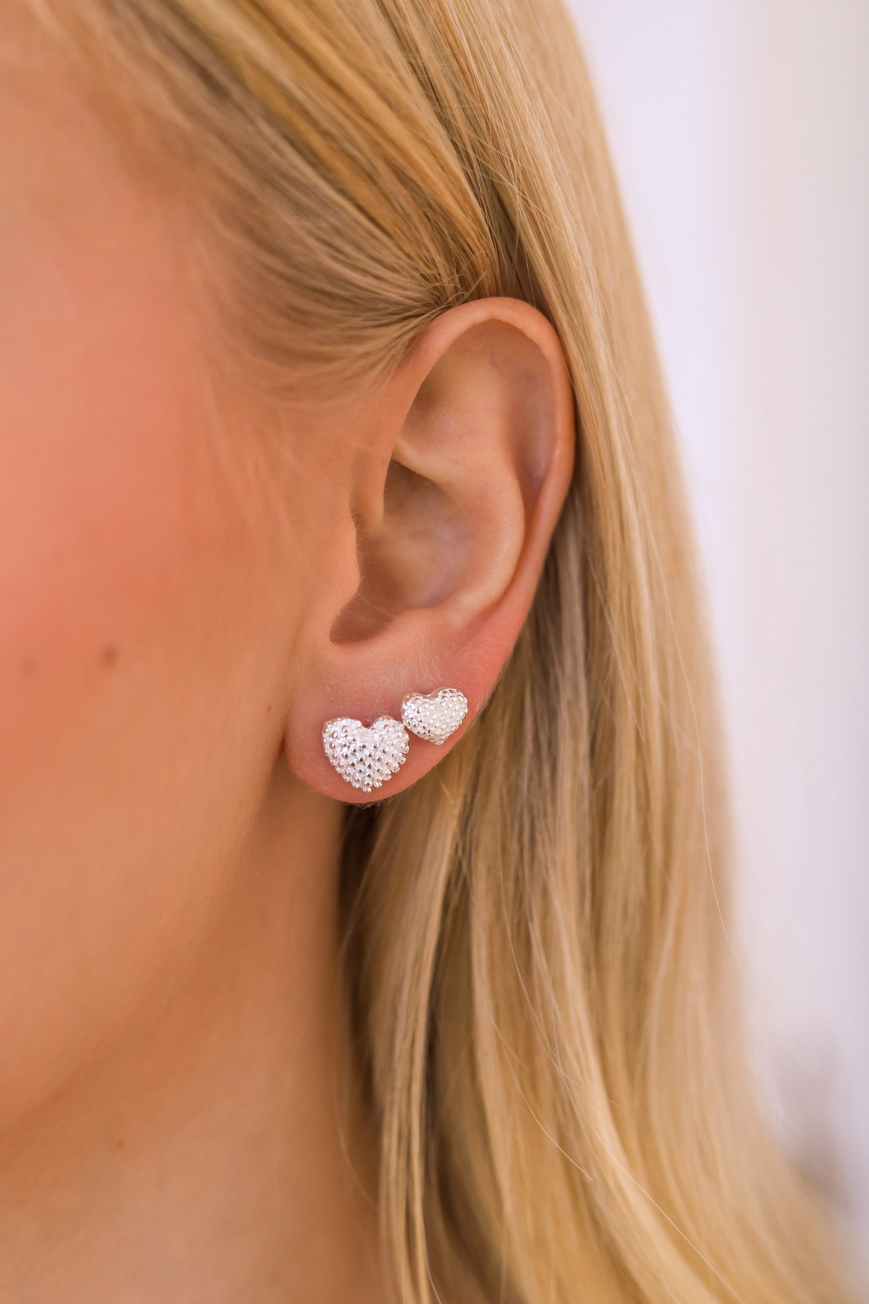 Brinco corações c/ mini esferas
